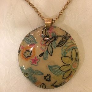 Pretty necklace with a gold chain